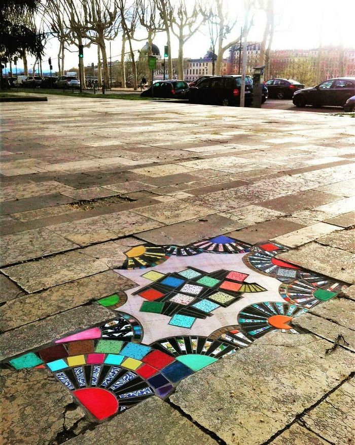 Artista conserta calçadas, buracos e edifícios rachados usando mosaicos vibrantes (30 fotos) 12