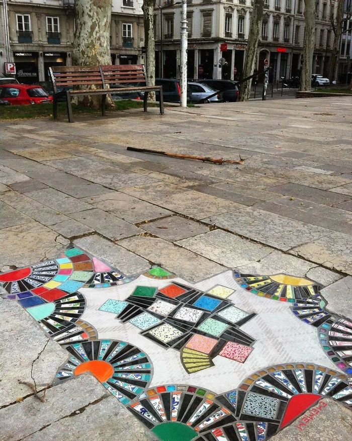 Artista conserta calçadas, buracos e edifícios rachados usando mosaicos vibrantes (30 fotos) 15