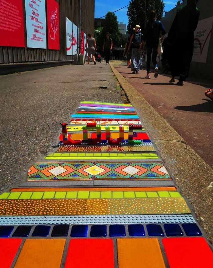 Artista conserta calçadas, buracos e edifícios rachados usando mosaicos vibrantes (30 fotos) 16