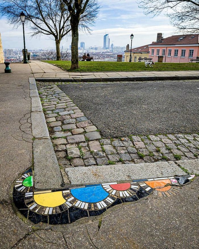 Artista conserta calçadas, buracos e edifícios rachados usando mosaicos vibrantes (30 fotos) 17
