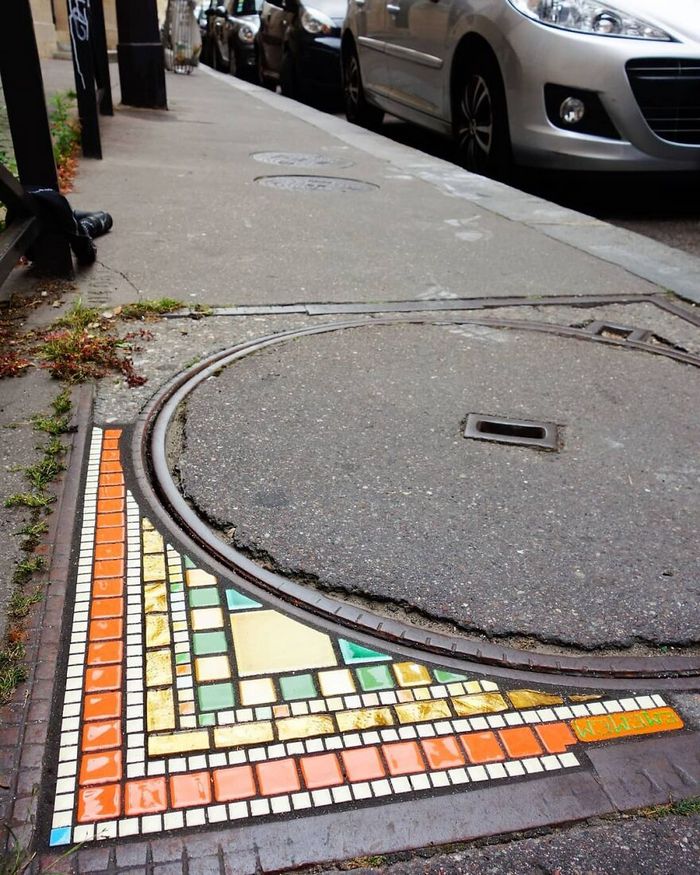 Artista conserta calçadas, buracos e edifícios rachados usando mosaicos vibrantes (30 fotos) 20
