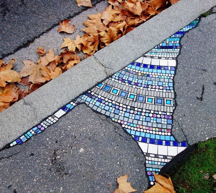 Artista conserta calçadas, buracos e edifícios rachados usando mosaicos vibrantes (30 fotos) 23