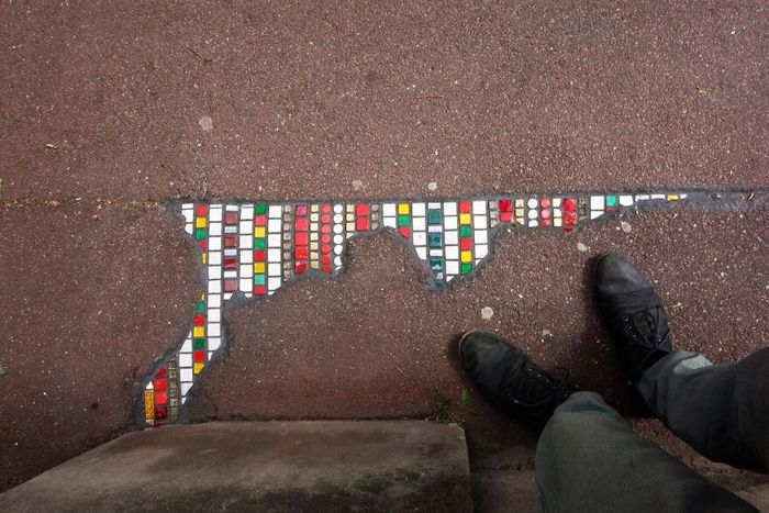 Artista conserta calçadas, buracos e edifícios rachados usando mosaicos vibrantes (30 fotos) 26