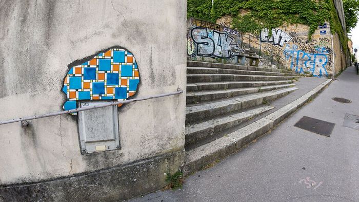 Artista conserta calçadas, buracos e edifícios rachados usando mosaicos vibrantes (30 fotos) 27