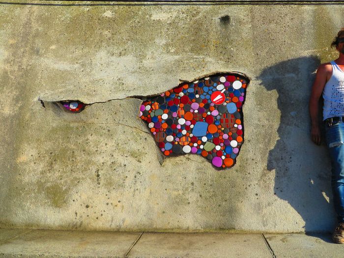 Artista conserta calçadas, buracos e edifícios rachados usando mosaicos vibrantes (30 fotos) 29