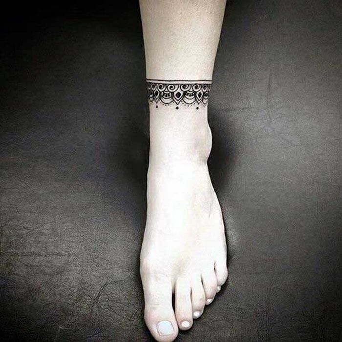 32 ideias de tatuagens de braceletes 17