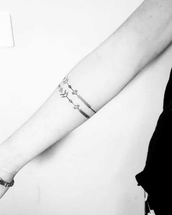 32 ideias de tatuagens de braceletes 23