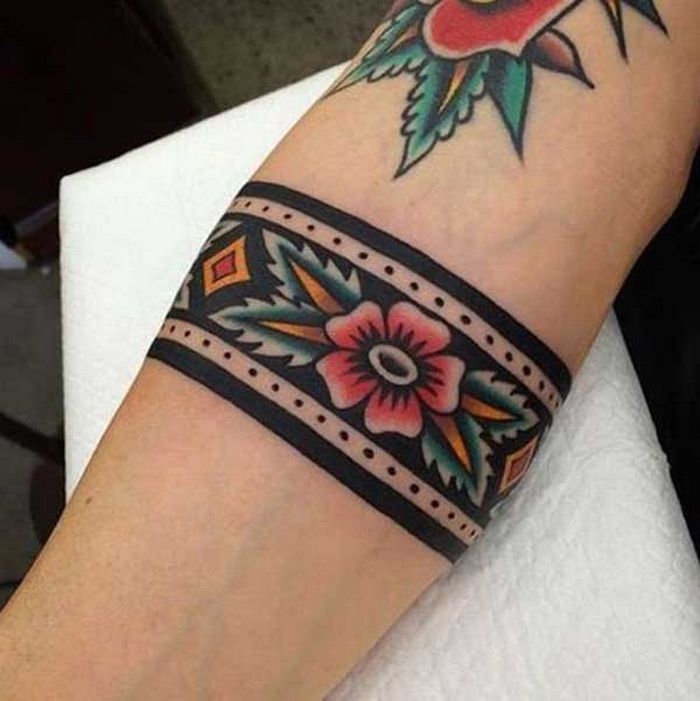 32 ideias de tatuagens de braceletes 30