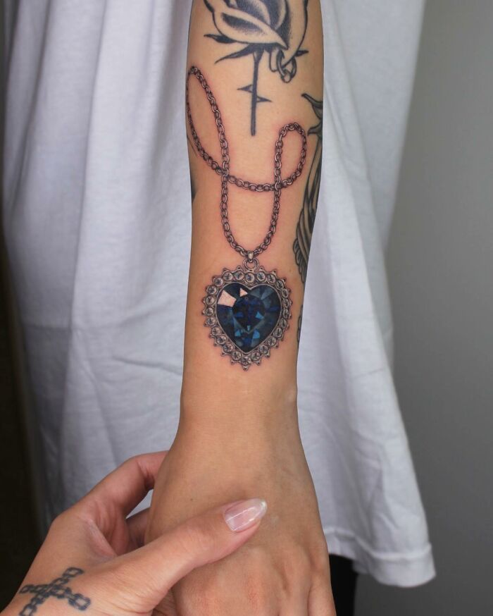 As pessoas vão a esta artista para fazer tatuagens de joias permanentes (40 fotos) 4