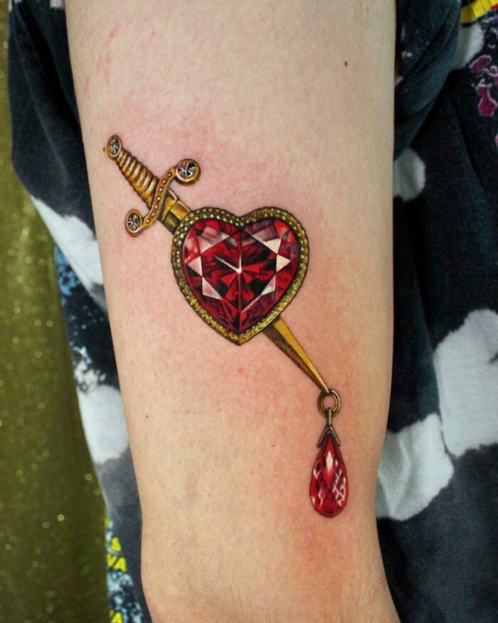 As pessoas vão a esta artista para fazer tatuagens de joias permanentes (40 fotos) 10