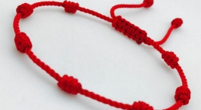 O que significa um fio vermelho amarrado no pulso? revelamos todos os segredos deste amuleto 2