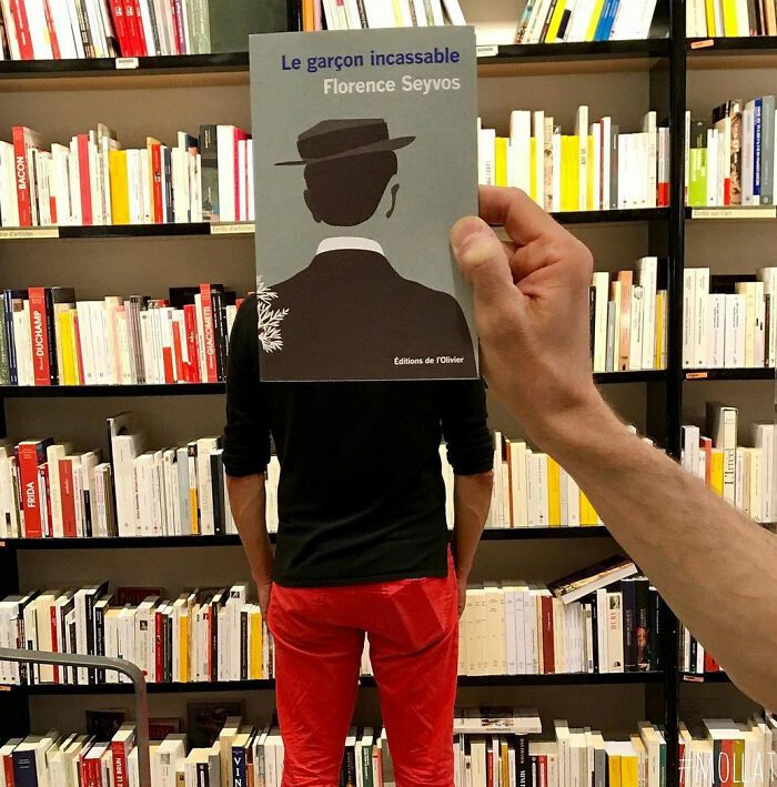 46 pessoas misturam vida com arte usando capas de livros 38