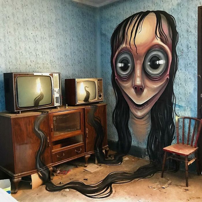 Artista de rua faz caricaturas assustadoras de personagens populares em lugares abandonados (42 fotos) 16