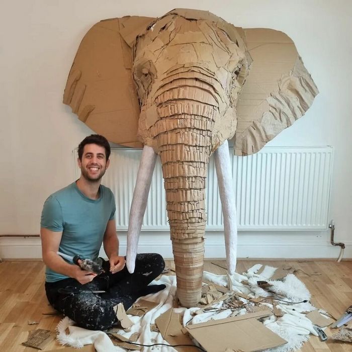 Artista transforma papelão e outros materiais descartados em impressionantes esculturas realistas de animais (22 fotos) 4