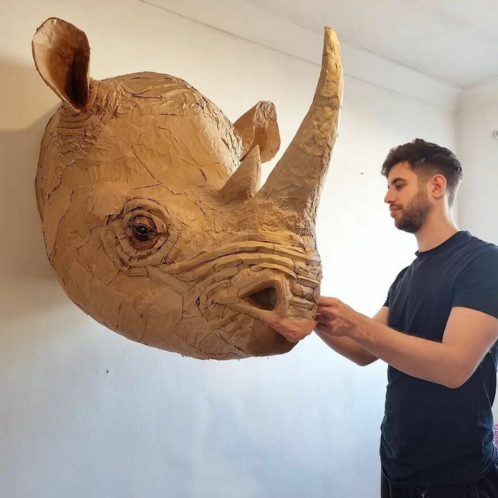 Artista transforma papelão e outros materiais descartados em impressionantes esculturas realistas de animais (22 fotos) 10