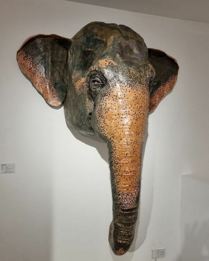 Artista transforma papelão e outros materiais descartados em impressionantes esculturas realistas de animais (22 fotos) 21