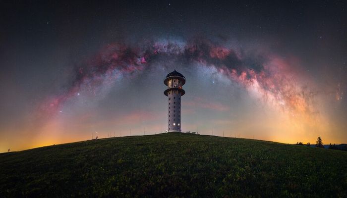 Deslumbrando a beleza celestial: 16 fotos que capturam o esplendor do céu diurno e noturno 14