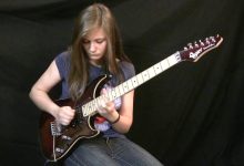 Adolescente impressiona ao imitar solo de guitarra de Eddie Van Halen 10