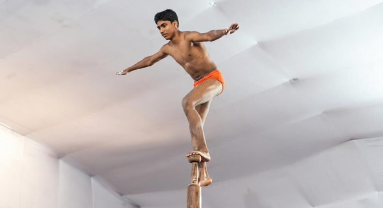 Homens na Índia praticam uma versão do pole dance que vai fazer seu queixo cair — e não é o que você pensa