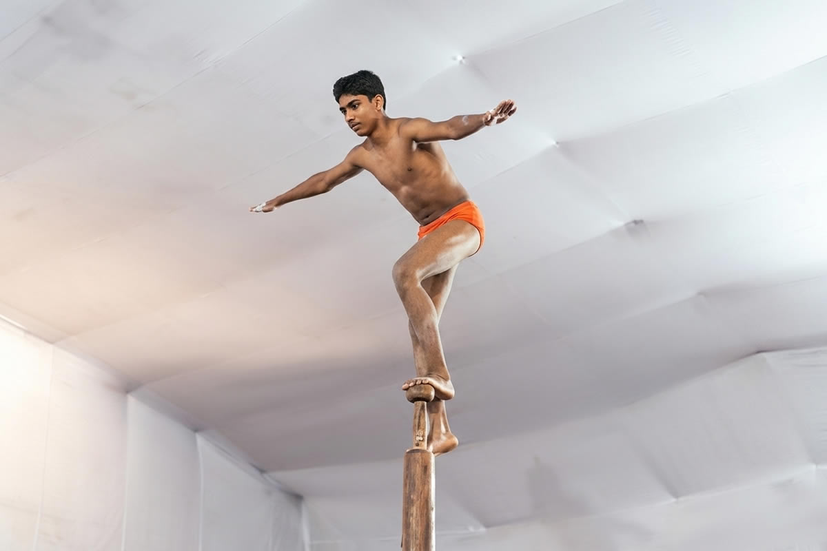 Homens na Índia praticam uma versão do pole dance que vai fazer seu queixo cair — e não é o que você pensa Homens na Índia praticam uma versão do pole dance que vai fazer seu queixo cair — e não é o que você pensa