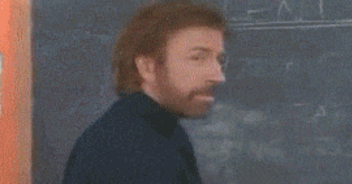 Chuck Norris joga papel