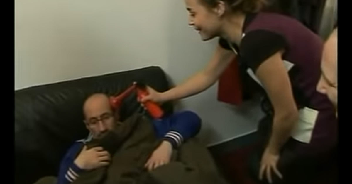 Nunca acorde um karateca no susto