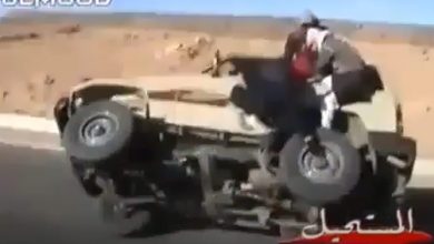 Tirando 2 pneus em um carro em movimento 8