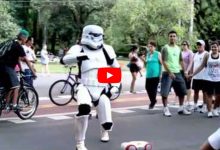 Um Storm trooper no parque 11