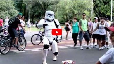 Um Storm trooper no parque 4