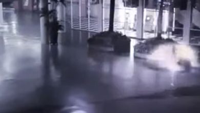 Suposto anjo cai em praça na Indonésia. 10