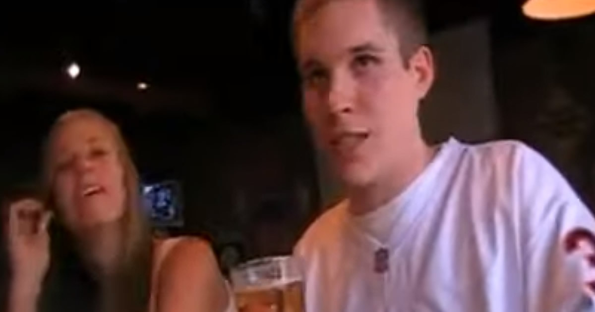 Macete para beijar garçonetes Hooters na boca