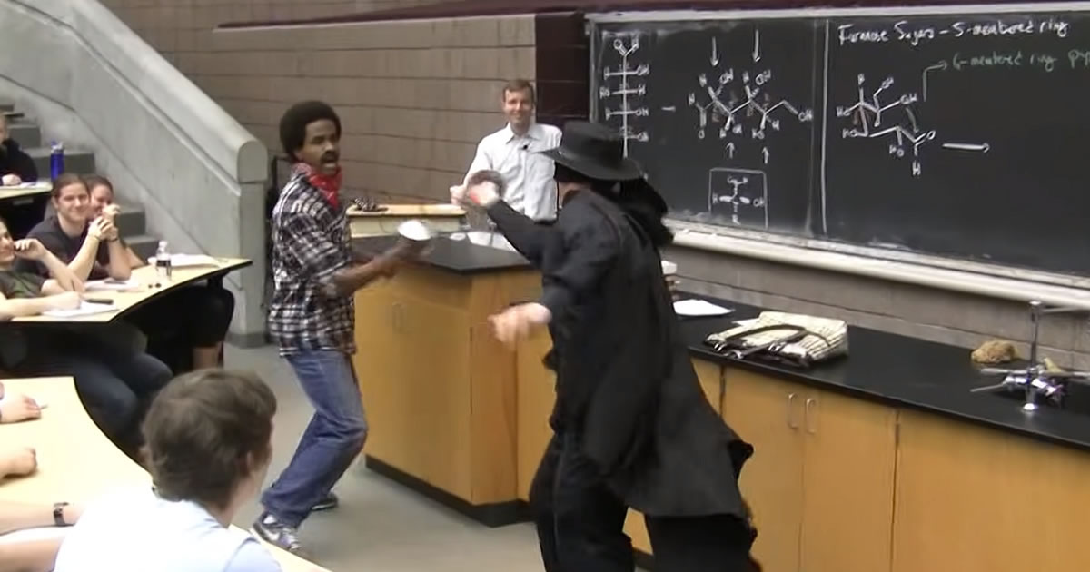 Zorro aparece e salva o dia durante a aula de Química, na universidade de Michigan 4