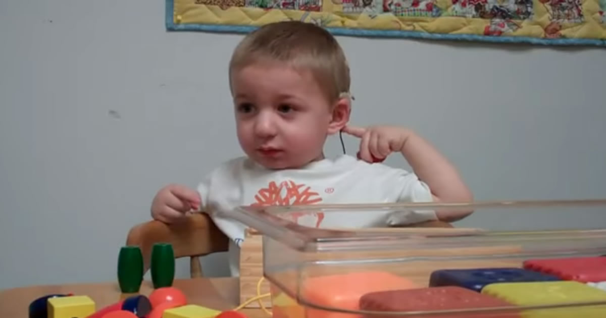 Garoto de 2 anos escuta sua mãe pela primeira vez