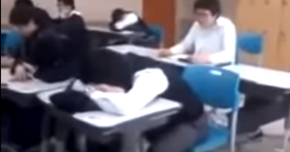 Trollando o amigo dormindo na escola