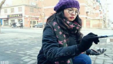 Menina talentosa transforma buracos de árvores em vista linda com seu pincel 30