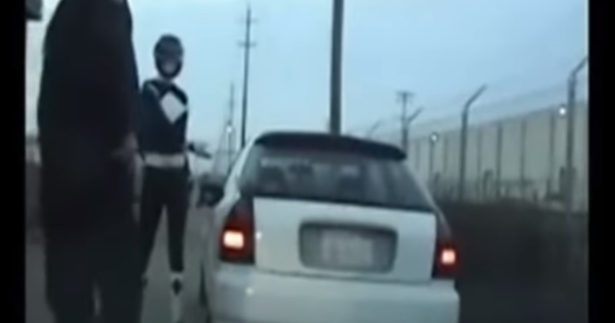 Policial abordando o Ranger Preto