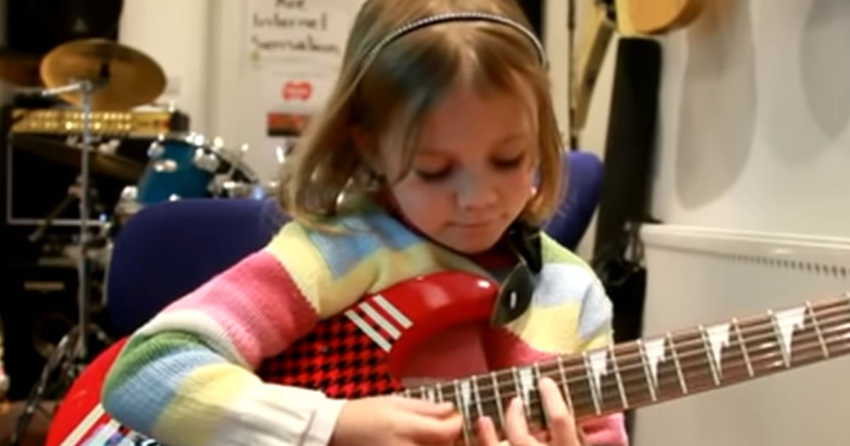 Garota de 7 anos detona com solo de Sweet Child O'Mine 4