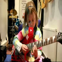 Garota de 7 anos detona com solo de Sweet Child O'Mine 5