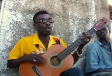 Mestre no violão de uma corda 14