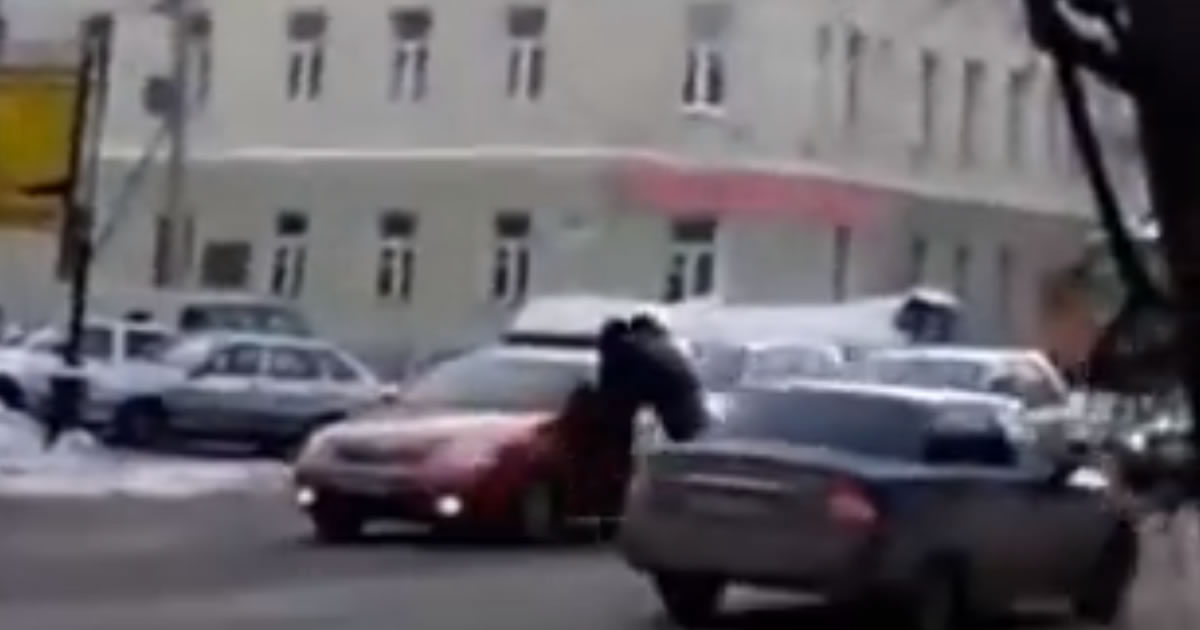 Câmera flagra briga brutal na Russia