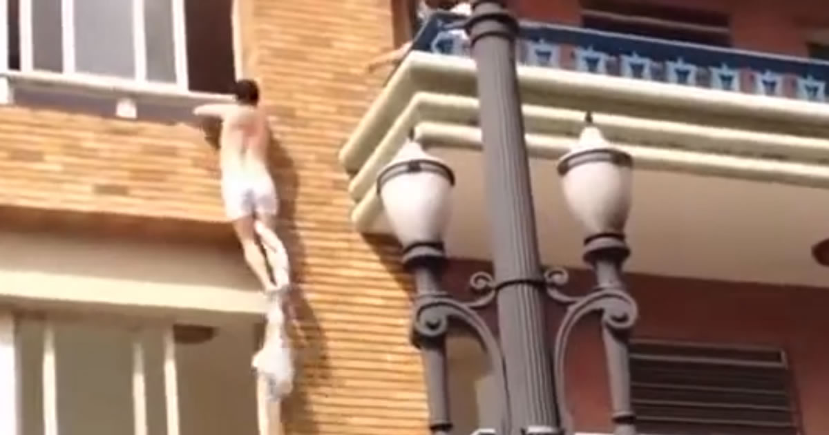 Marido traído flagra mulher e amante foge pela janela