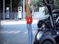 Como uma loira coloca óleo no carro 8