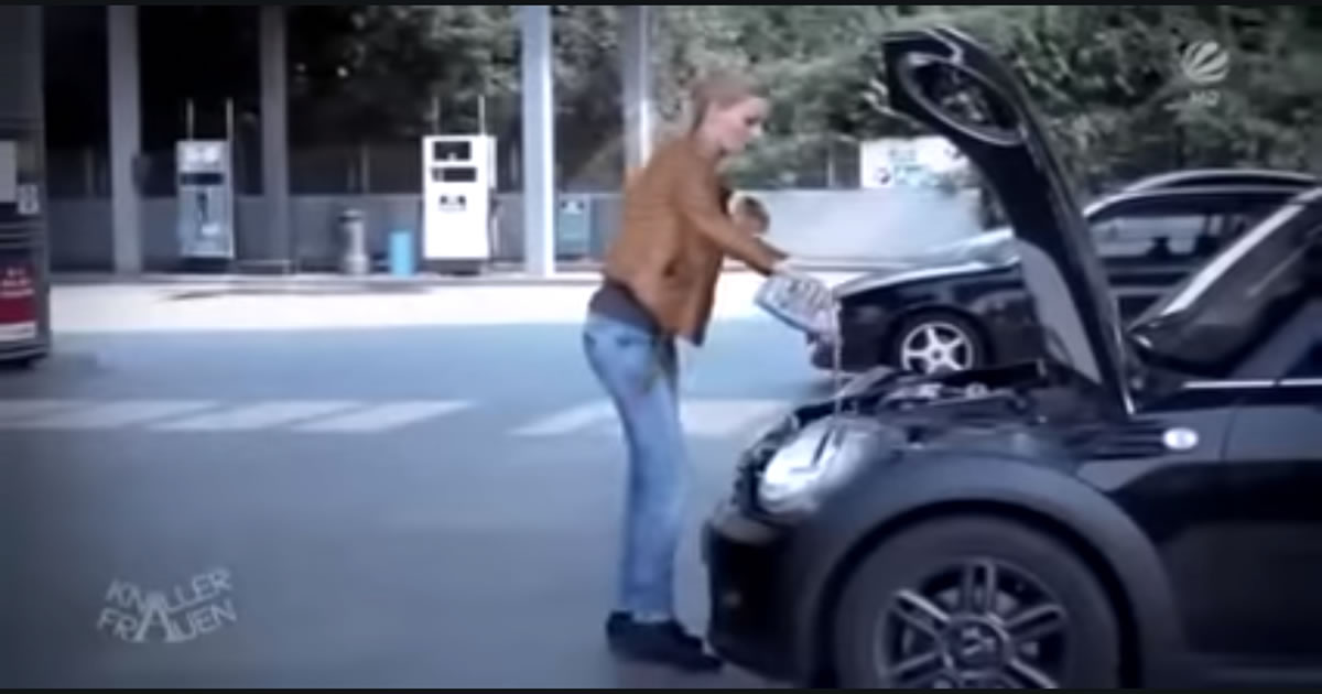 Como uma loira coloca óleo no carro