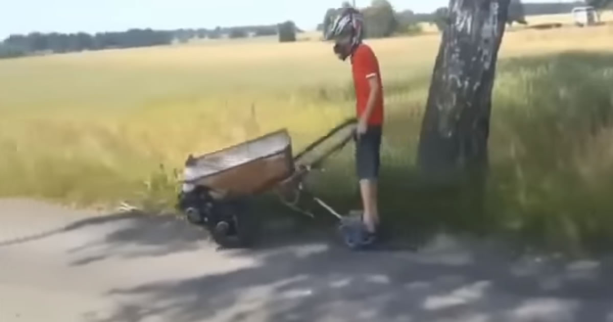 Os pedreiro pira num carrinho de mão motorizado