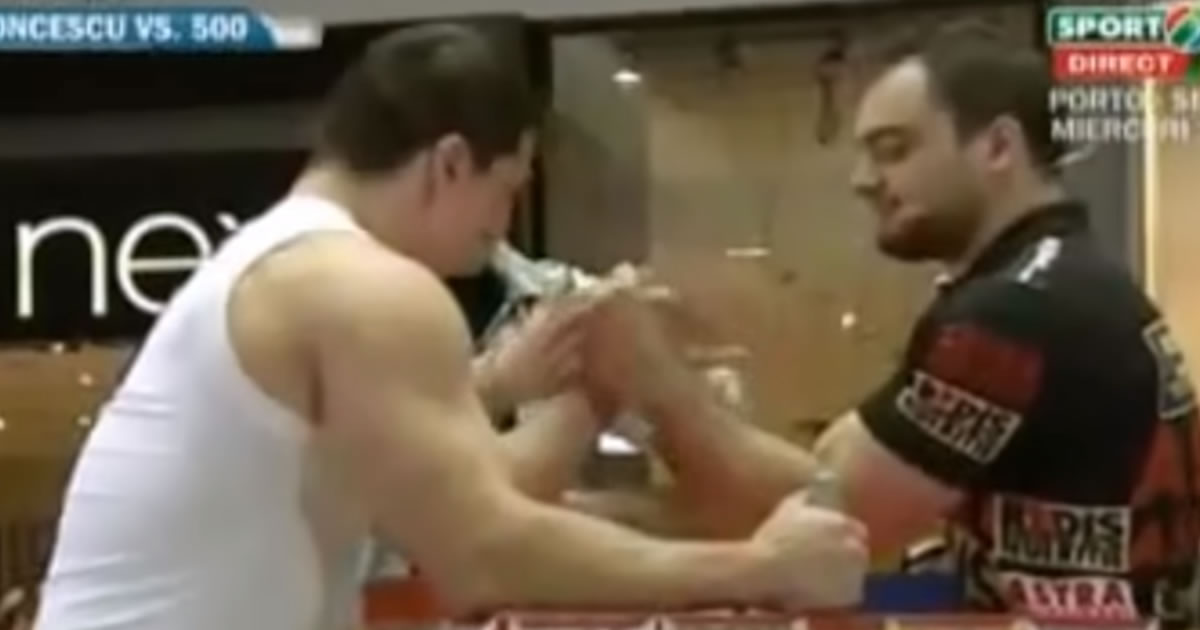 Profissional de queda de braço Vs fisiculturista