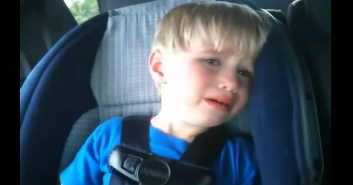 Criança de 2 anos chora para os pais para colocar Iron Maiden 8