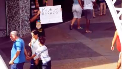 Reação das pessoas quando um estranho vem abraça-los 6