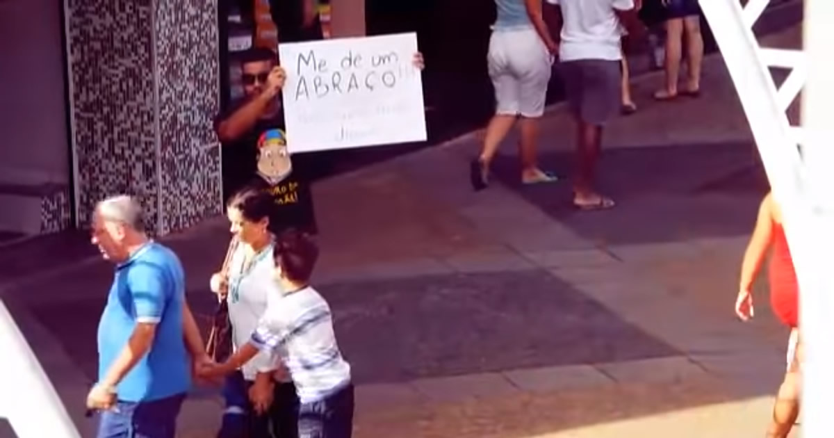 Reação das pessoas quando um estranho vem abraça-los