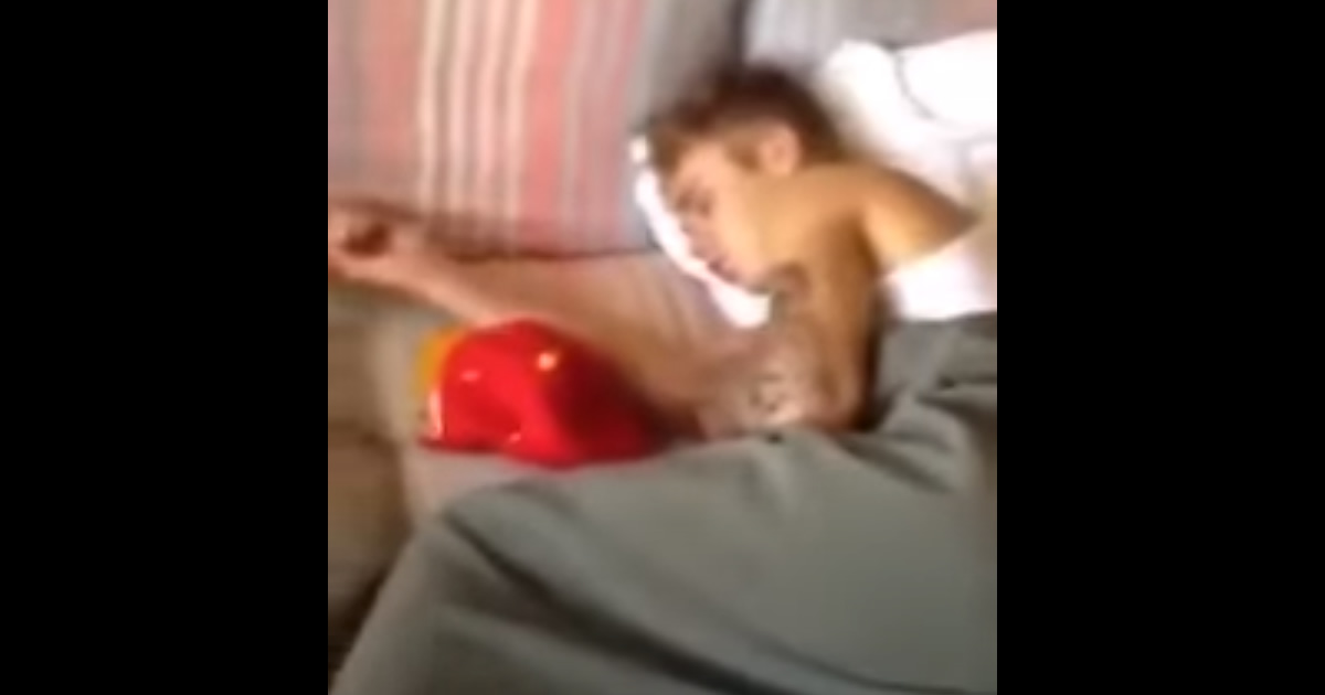 Garota brasileira filma Justin Bieber na cama 64