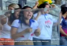 Torcedora do Bahia levanta a camisa e desconcentra o narrador 29